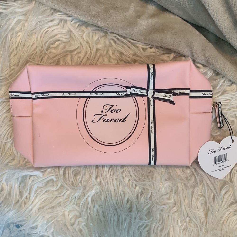 💗NWT💗 Pink, Too-Faced brand makeup bag with gold zipper
